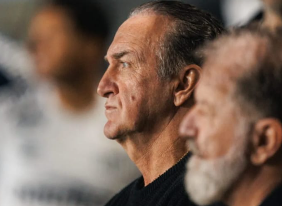 Cuca e Cuquinha durante a partida com Mirassol