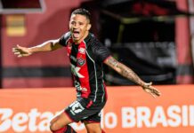 Vitória Erick comemora o seu gol