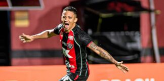 Vitória Erick comemora o seu gol