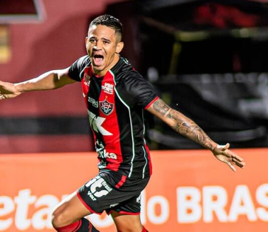 Vitória atropela o Athletico-PR e impede quartas de final da Copa do Brasil só com campeões Vitória Erick comemora o seu gol