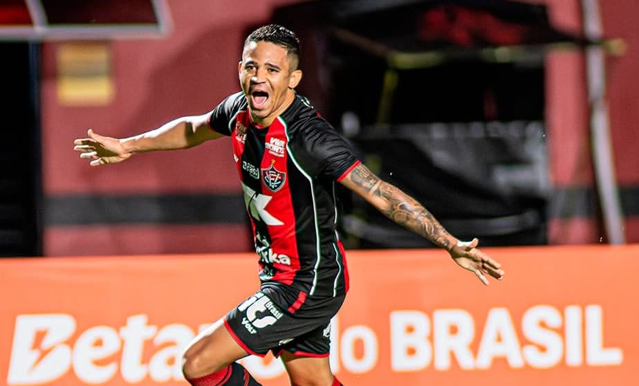 Vitória Erick comemora o seu gol