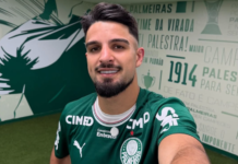 Flaco López no vestiário do Palmeiras após ser decisivo com dois gols na vitória sobre o Vasco da Gama