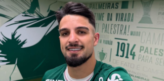 Flaco López no vestiário do Palmeiras após ser decisivo com dois gols na vitória sobre o Vasco da Gama