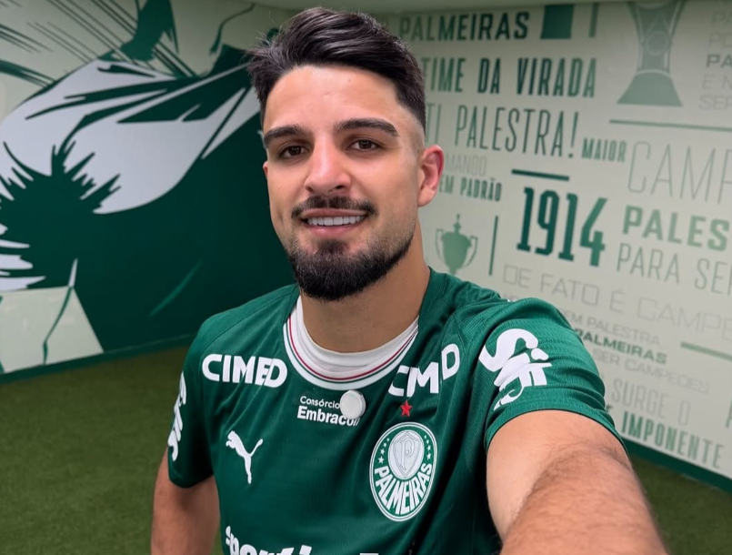 Flaco López no vestiário do Palmeiras após ser decisivo com dois gols na vitória sobre o Vasco da Gama