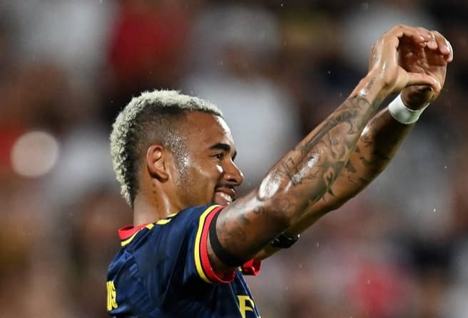 Gabriel Jesus comemora o seu gol na vitória sobre o Girona