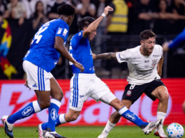 Corinthians perde para ‘mistão’ do Cruzeiro e Fiel manda recado para os jogadores: ‘É quinta-feira!’ Corinthians Rodrigo Garro e os cruzeirenses Lucas Villalba e Jonathan Jesus