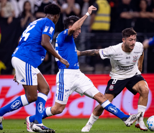 Corinthians perde para ‘mistão’ do Cruzeiro e Fiel manda recado para os jogadores: ‘É quinta-feira!’ Corinthians Rodrigo Garro e os cruzeirenses Lucas Villalba e Jonathan Jesus