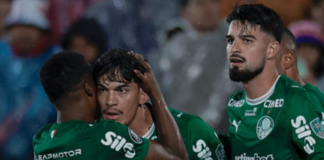 Arias, Gómez e Flaco rebatem desconfiança e defendem competitividade do Palmeiras após classificação Palmeiras John Arias, Gustavo Gómez e Flaco López na comemoração do gol da classificação do Palmeiras às quartas