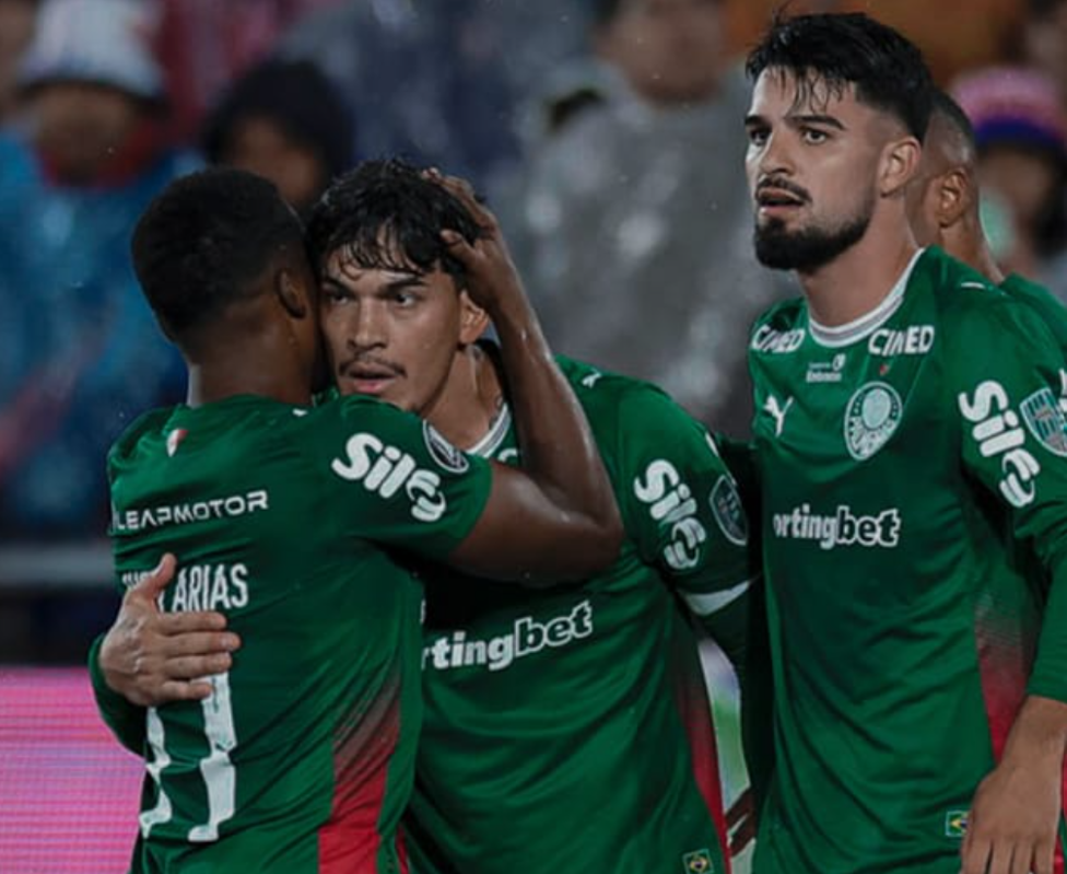 Palmeiras John Arias, Gustavo Gómez e Flaco López na comemoração do gol da classificação do Palmeiras às quartas 