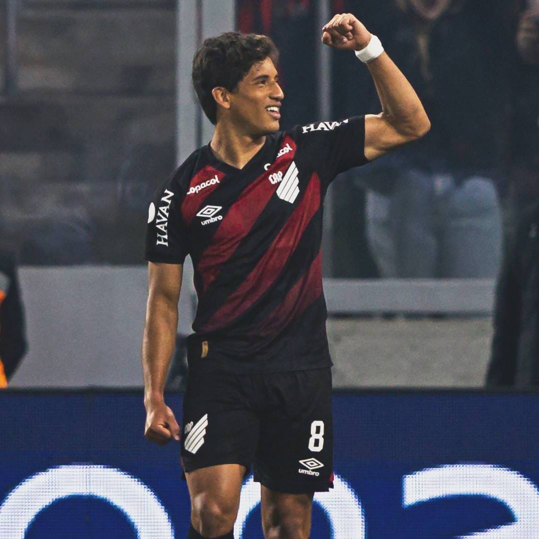 Copa do Brasil João Cruz comemora o seu gol, que abre o caminho para o Athletico-PR derrotar o vitória na Arena da Baixada