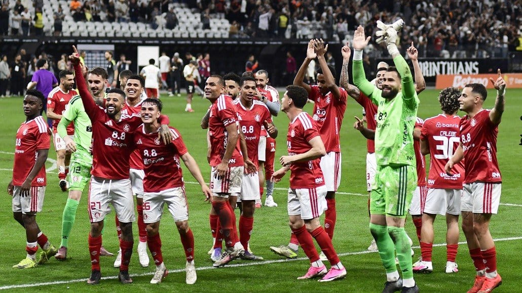 Corinthians Jogadores do Internacional fazem festa diante dos seus torcedores após a classificação às quartas de final