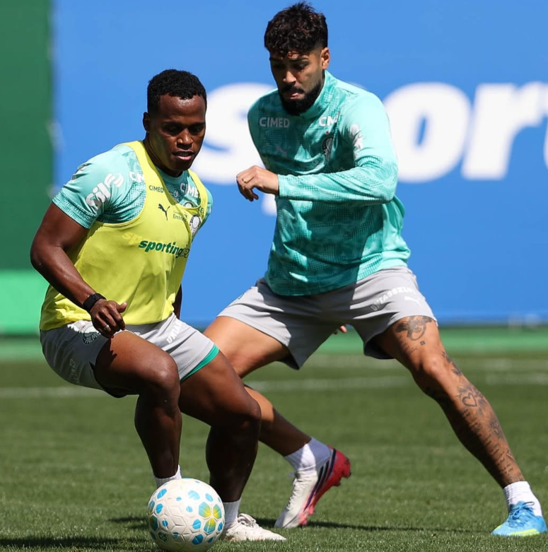 John Arias (à esq.) e Alexander Barboza durante o treino do Palmeiras
