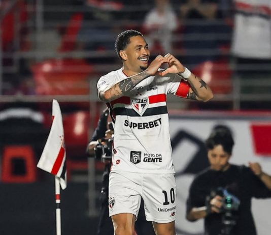 Brasileirão dos desesperados: cinco pontos, oito times e um Z4 transformam luta pela sobrevivência em disputa acirrada Brasileirão Luciano comemora o seu gol contra o RB Bragantino