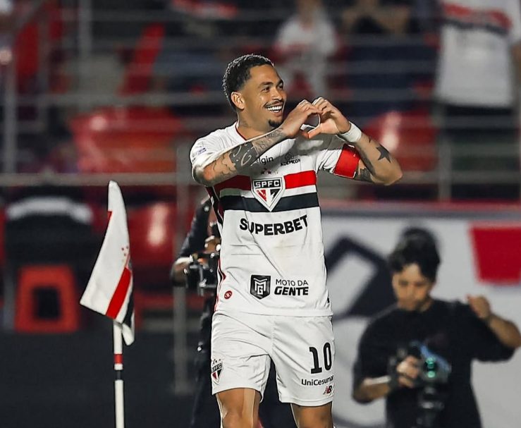 Brasileirão Luciano comemora o seu gol contra o RB Bragantino