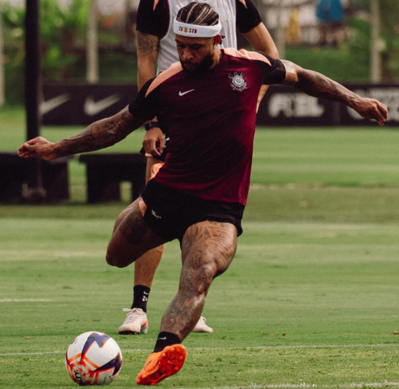 Memphis em treino do Corinthians