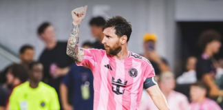Messi comemora o seu quarto gol na vitória sobre o Montreal