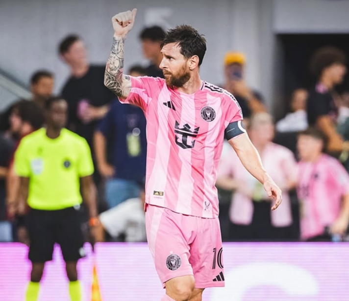 Messi comemora o seu quarto gol na vitória sobre o Montreal