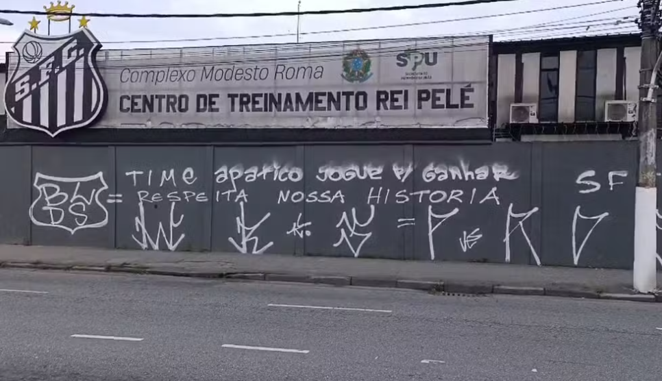 Santos Pichações no Muro do CT Rei Pelé