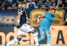Neymar dá assistência para o gol de Rony