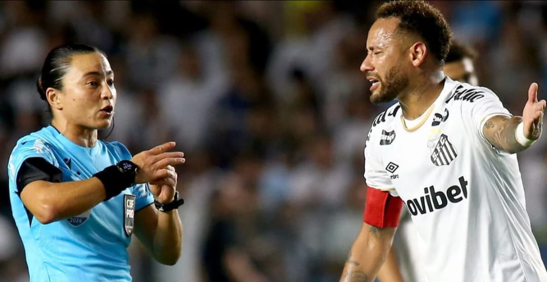 Neymar discute com a juíza Edina Alves Batista