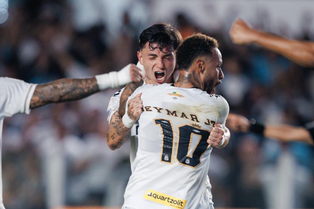 Santos Neymar e Barreal comemoram o gol de empate