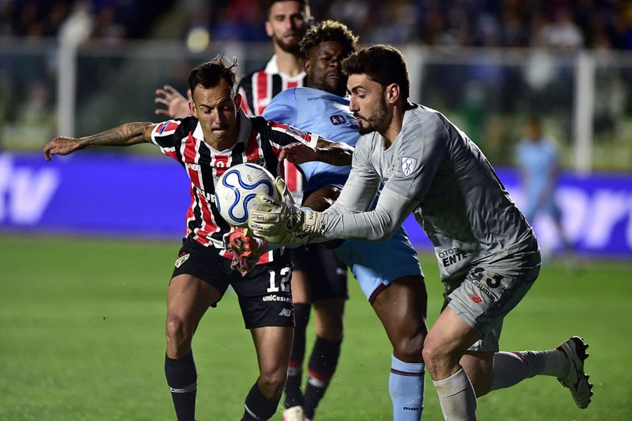 O goleiro Rafael segura a bola