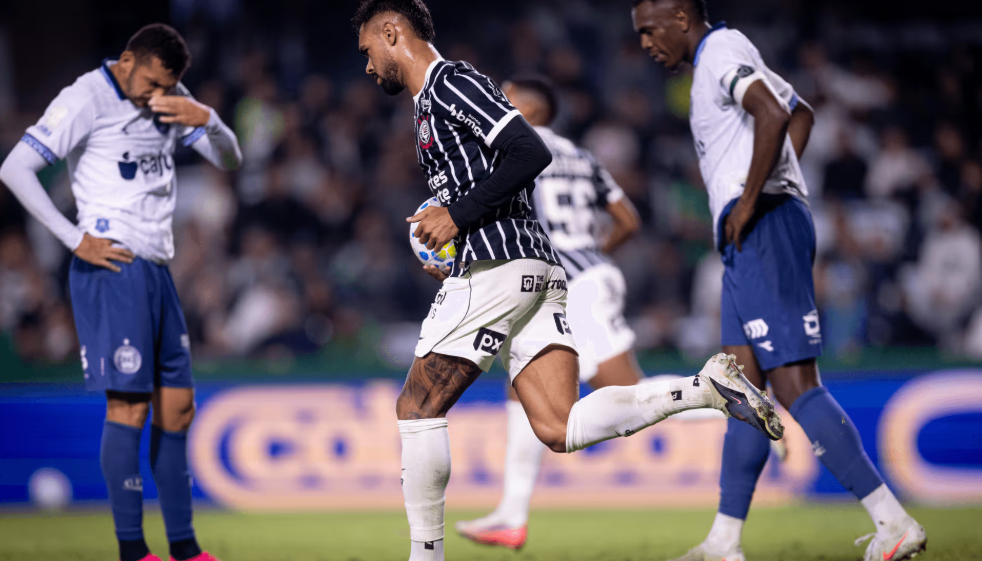 Corinthians Raniele faz o gol do Timão