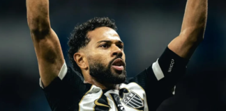 Atlético Após finalização certeira na pequena área, Renan Lodi explode na comemoração do seu gol, o de empate do Galo