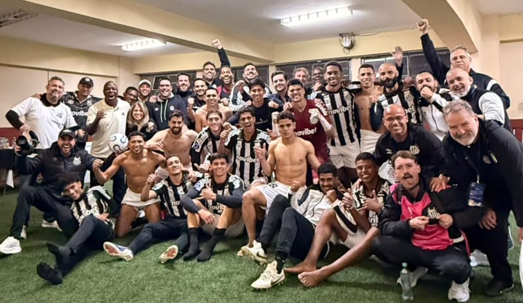 Santos comemora classificação no vestiário