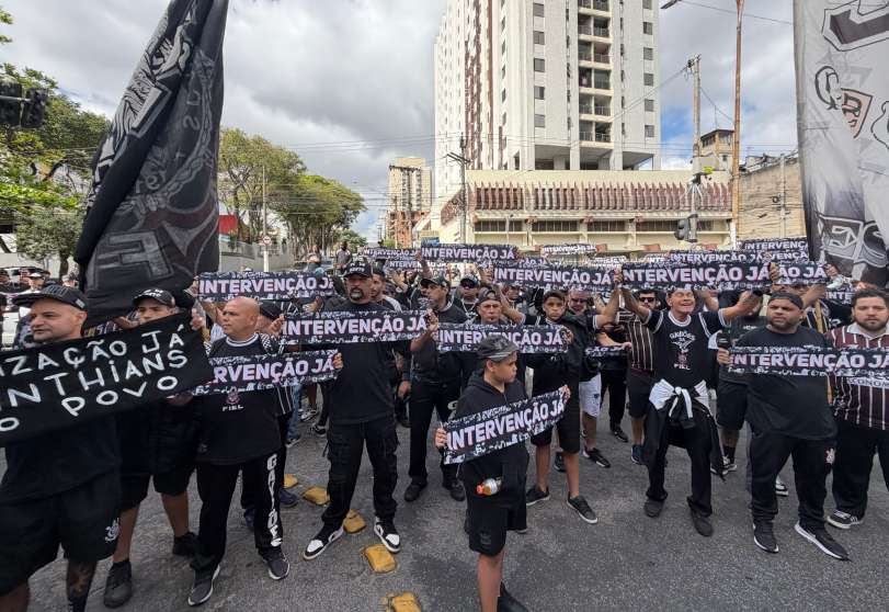 Torcedores do Corinthians protestam em frente ao Parque São Jorge e pedem intervenção na gestão do clube.