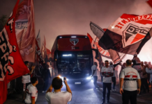 São Paulo chega a nove jogos sem vitória e torcida perde a paciência, com medo de se aproximar do Z4 São Paulo Torcida faz festa na chegada da delegação ao Morumbis