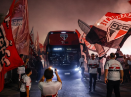 São Paulo chega a nove jogos sem vitória e torcida perde a paciência, com medo de se aproximar do Z4 São Paulo Torcida faz festa na chegada da delegação ao Morumbis