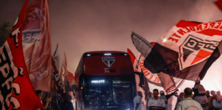 São Paulo chega a nove jogos sem vitória e torcida perde a paciência com medo de se aproximar do Z4 São Paulo Torcida faz festa na chegada da delegação ao Morumbis