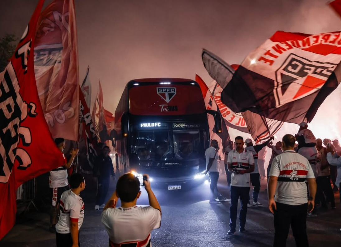 São Paulo Torcida faz festa na chegada da delegação ao Morumbis