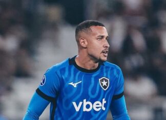 Gabriel Batista assume a meta do Botafogo contra o Athletico-PR e resiste às ofertas para Vitinho