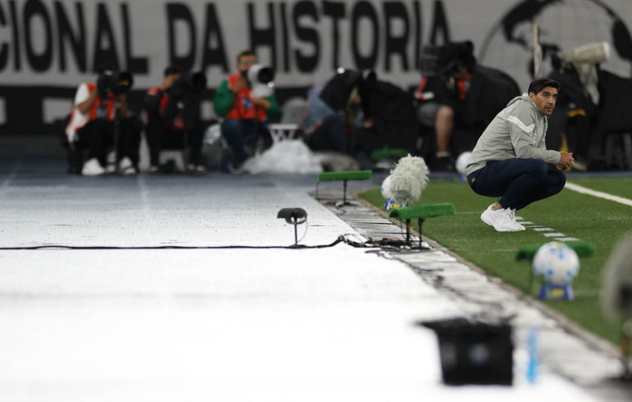 Abel Ferreira à beira do campo no duelo com o Botafogo
