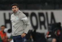 Lamúrias e filme repetido: Abel Ferreira olha para fora enquanto Palmeiras deixa liderança escapar Abel Ferreira, treinador do Palmeiras