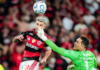 Flamengo sofre no Maracanã, mas Arrascaeta aparece e garante reencontro com o Estudiantes Flamengo Arrascaeta e o goleiro Quintana e marca o gol que garante a classificação do Rubro-Negro