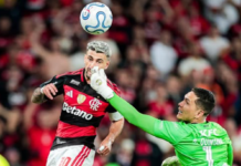 Flamengo sofre no Maracanã, mas Arrascaeta aparece e garante reencontro com o Estudiantes Flamengo Arrascaeta e o goleiro Quintana e marca o gol que garante a classificação do Rubro-Negro