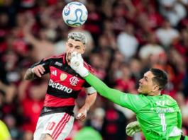 Flamengo sofre no Maracanã, mas Arrascaeta aparece e garante reencontro com o Estudiantes Flamengo Arrascaeta e o goleiro Quintana e marca o gol que garante a classificação do Rubro-Negro