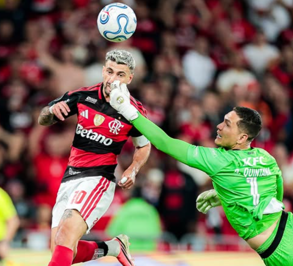 Flamengo Arrascaeta e o goleiro Quintana e marca o gol que garante a classificação do Rubro-Negro