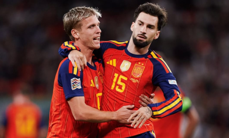 Alex Baena (dir.) e Dani Olmo celebram o segundo gol da Espanha no duelo com a Inglaterra em Wembley / Sefutbol