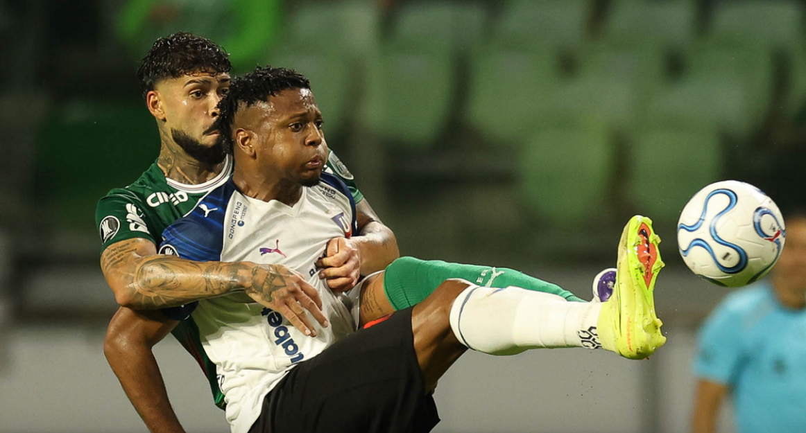 Alexander Barboza chega forte na marcação de Michael Estrada