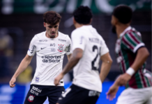 Corinthians faz a sena! Depois de mais uma derrota, fantasma da Série B bate à porta do clube outra vez Corinthians Breno Bidon com a bola e Matheus Bidu