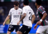 Corinthians perde a sexta seguida e fantasma da Série B bate à porta do clube outra vez Corinthians Breno Bidon com a bola e Matheus Bidu