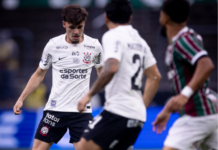 Corinthians perde a sexta seguida e fantasma da Série B bate à porta do clube outra vez Corinthians Breno Bidon com a bola e Matheus Bidu