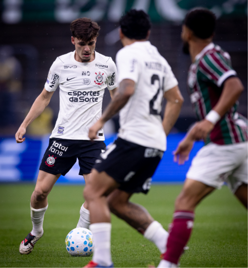 Corinthians Breno Bidon com a bola e Matheus Bidu