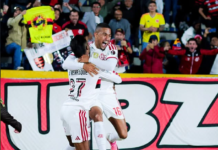 Flamengo despacha Del Valle, abre vantagem e manda recado à América na caça ao penta Bruno Henrique (esq.) e Samuel Lino comemoram o segundo gol do Flamengo
