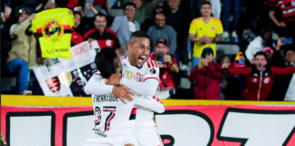 Bruno Henrique (esq.) e Samuel Lino comemoram o segundo gol do Flamengo