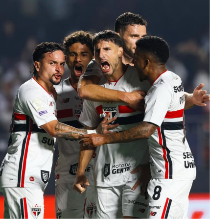 São Paulo Calleri é abraçado pelos companheiros após anotar o gol da vitória do São Paulo
